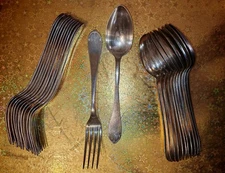 Ercuis 24 couverts  en métal argenté peu servis