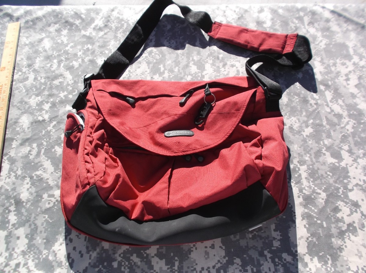は Columbia Red Messenger Style Diaper Shoulder Bag w/ Adjustable