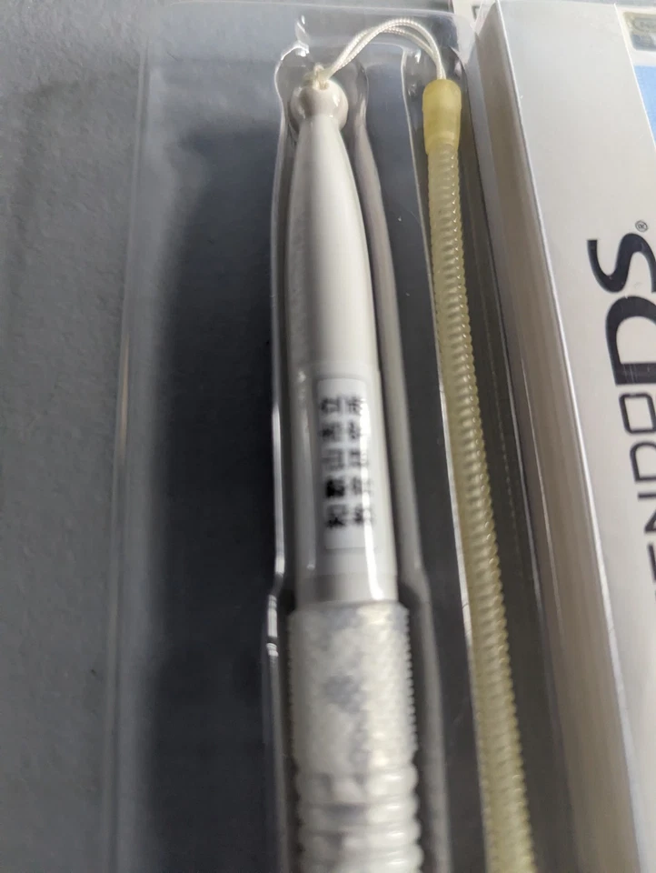 Lápiz óptico recubierto UV OEM exclusivo de Japón Nintendo DS/Lite con correa retráctil Foto 2 de 4