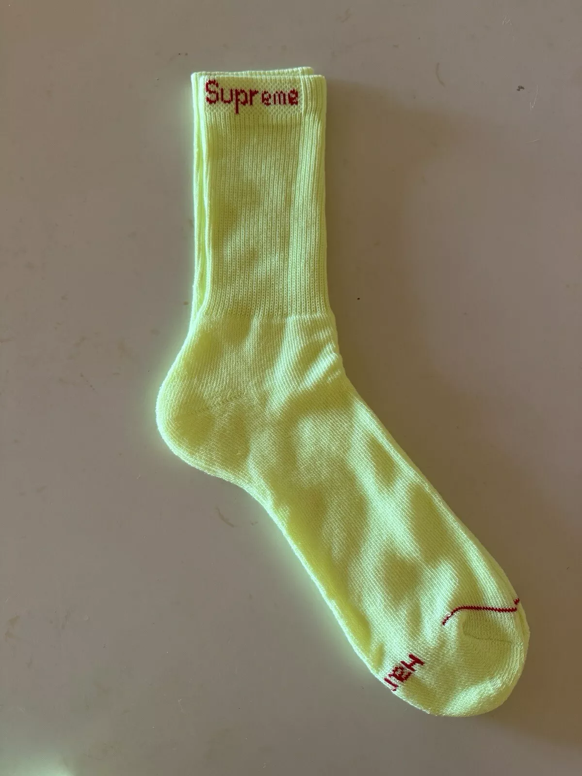 Chaussettes d'équipage Supreme Hanes Cushion neuves   1 paire   logo jaune fluorescent rouge SS23