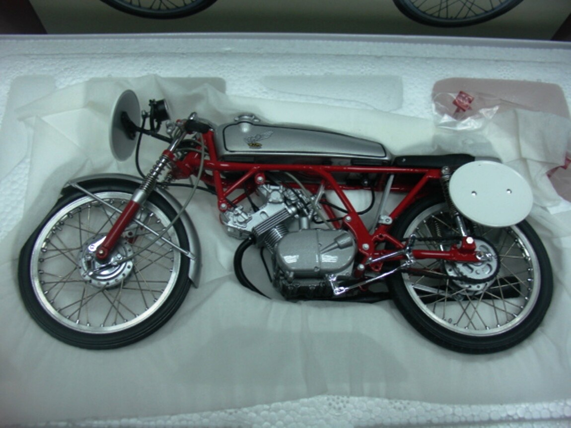 WOW EXTREMELY RARE Honda CR110 Cub Racing 1962 Silver Red
