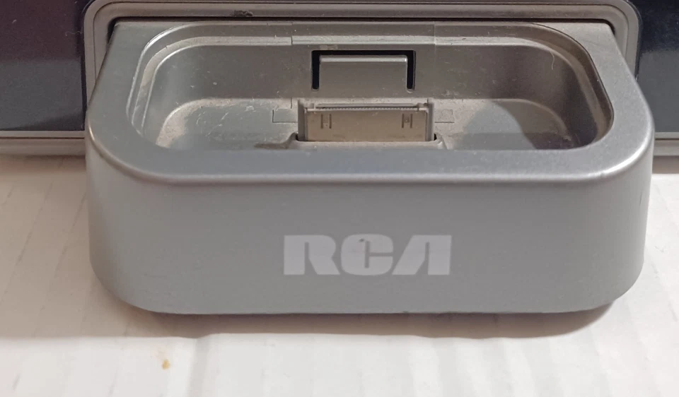 Radio/reproductor de CD RCA estéreo/RCA RS2127iH sin controlador EN buen estado. Foto 3 de 4