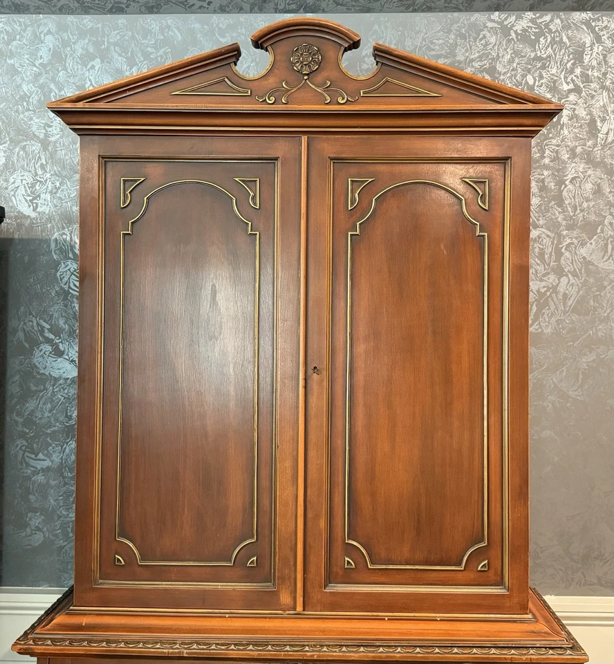 Antigua cubierta de radiador hecha a medida con casquillo a juego con estantes Foto 3 de 4