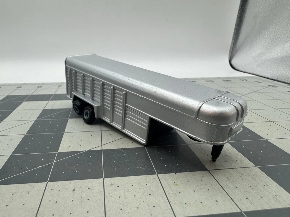 ERTL Gooseneck Silver Horse Livestock Trailer Die-Cast Metal 5th Wheel Toy 1/64 - Image 4 of 4
