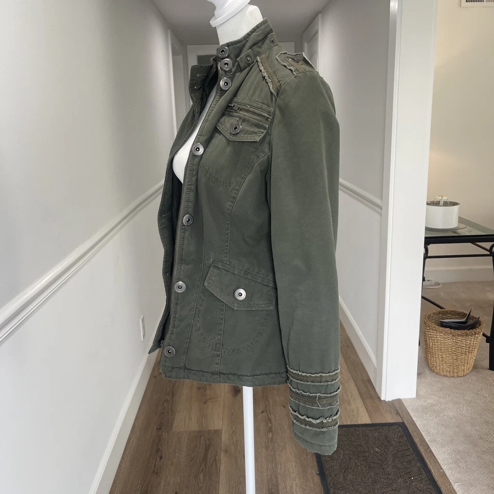 Chaqueta BB Dakota Talla M Estilo Militar Verde Acolchada Boho Bella Cuello Simulado DEFECTUOSA Foto 4 de 4