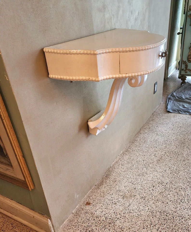 PAR DE Mesa Lateral ou Consoles Hollywood Regency, Pergaminhos de Violino Branco Brilhante. - Imagem 3 de 4