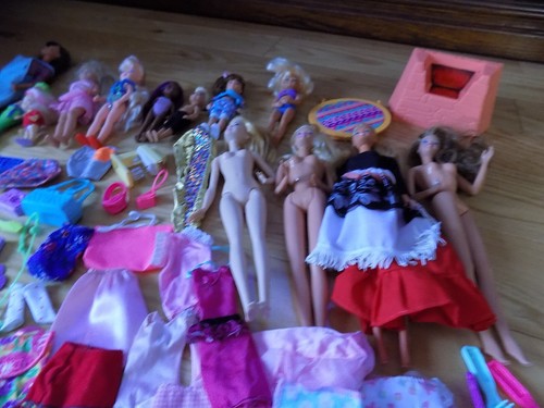 Vintage Barbie fireplace dishes accessories table dolls combs brushes lot clothe - Picture 10 of 16