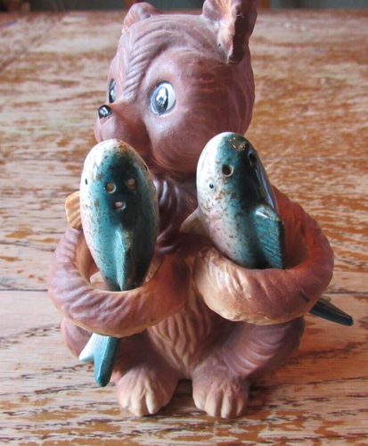 Vtg ThriftCo Ceramics, Brown Bear Fish Salt & Pepper Shaker Cabin, Fishing Lodge - Picture 3 of 8