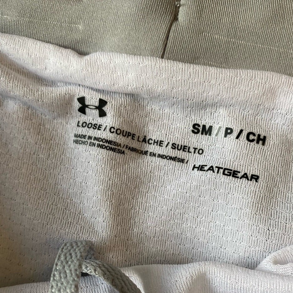 Under Armour HeatGear Women's Outdoor Athletic Shorts Gray Small NWT thumbnail 6