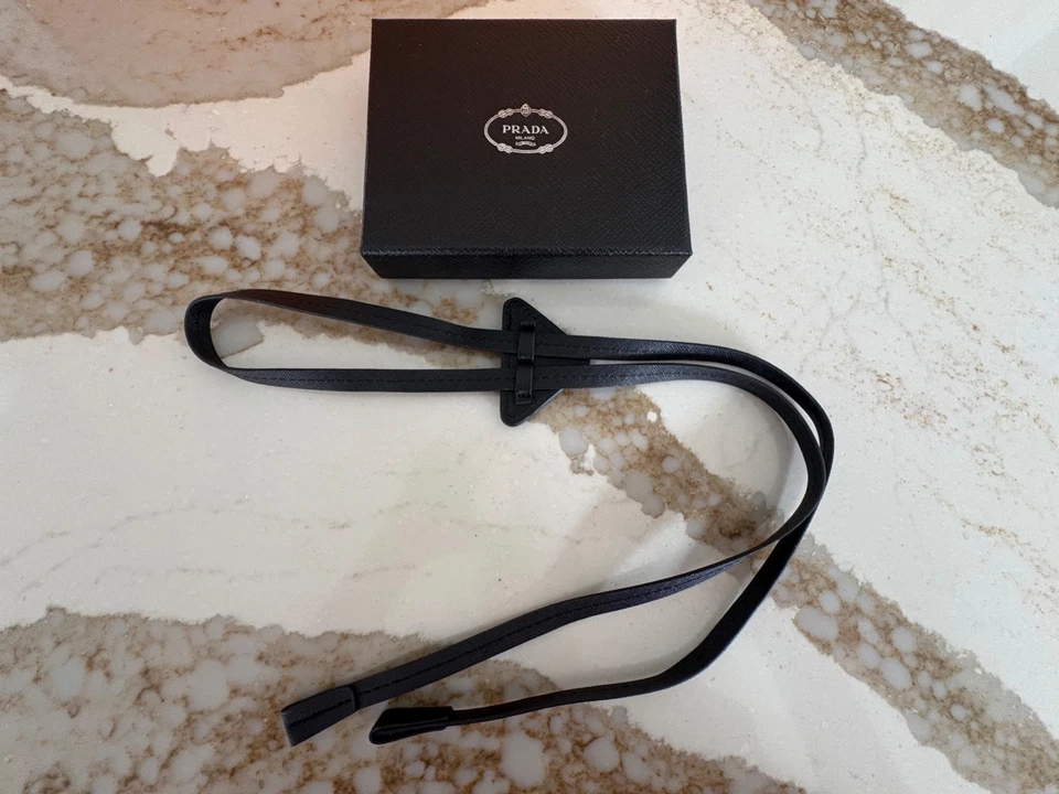 Gravata bolo de couro PRADA Saffiano vista usada em Nick Jonas inclui caixa ajustável - Imagem 3 de 4