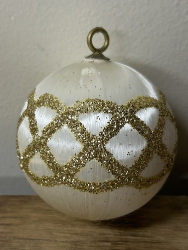 Lot Of 20 Vintage Satin Gold Glitter Ornaments Great Condition - Picture 3 of 3
