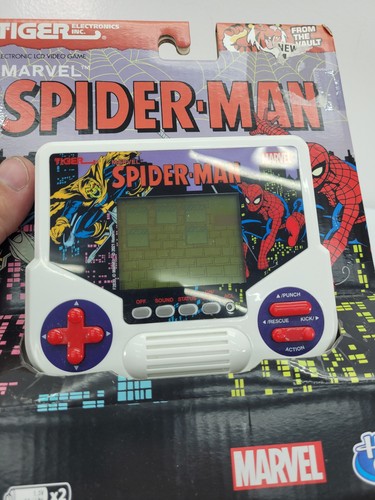 Hasbro Tiger Electronics Marvel Spider-Man Handheld Electronic Game - F2839 New - Picture 7 of 7