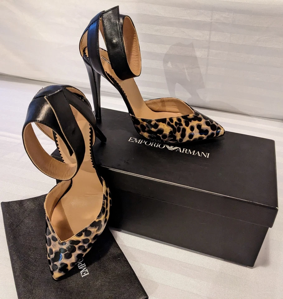 Tacones Emporio Armani charol estampado de leopardo con correa para el tobillo Foto 2 de 4