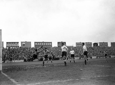 Wolverhampton Wanderers Ted Farmer heads ball past Fulham goalkeep- Old Photo 1