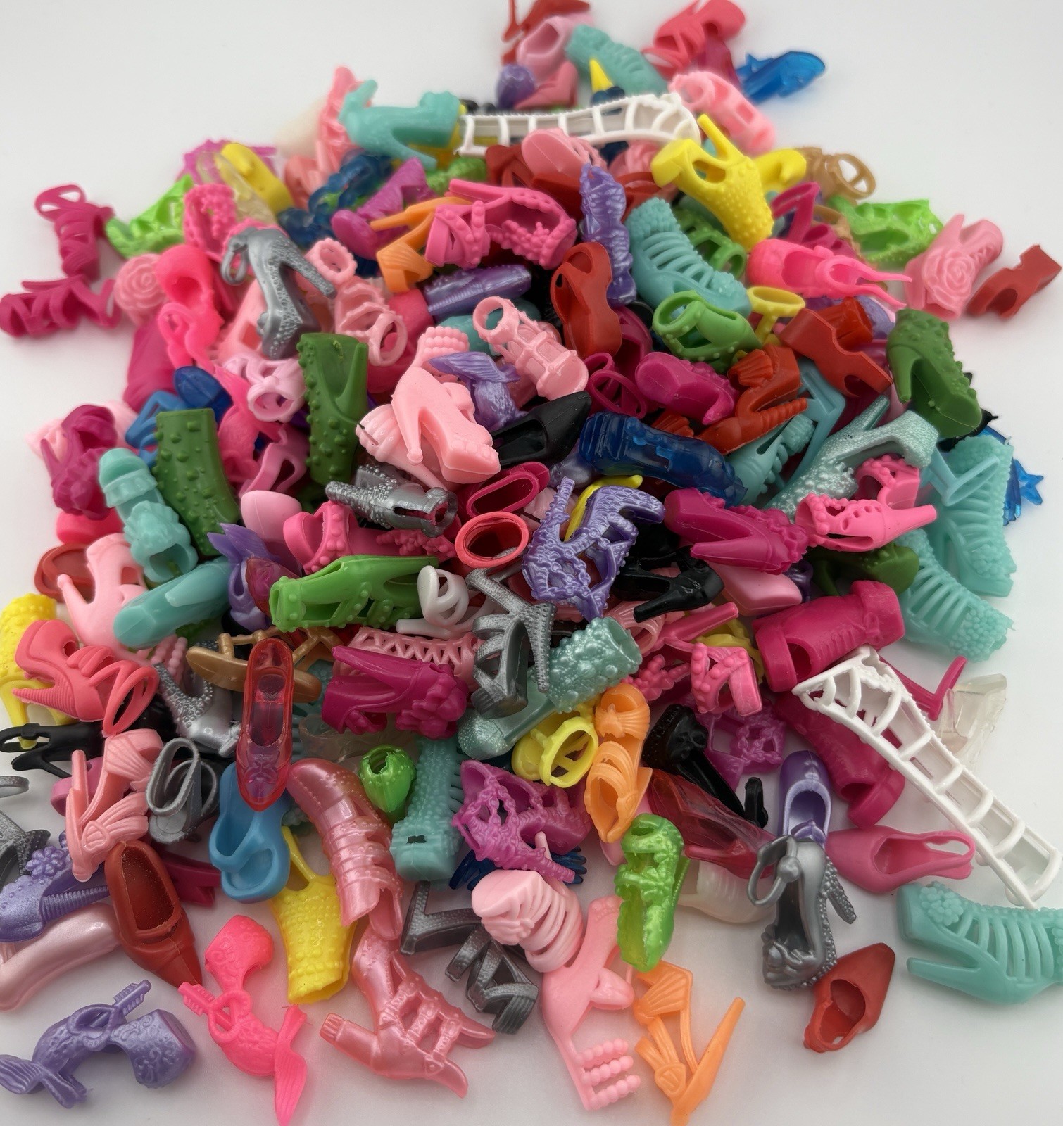Shoes that fit Barbie Doll, LOT of 25 Pairs