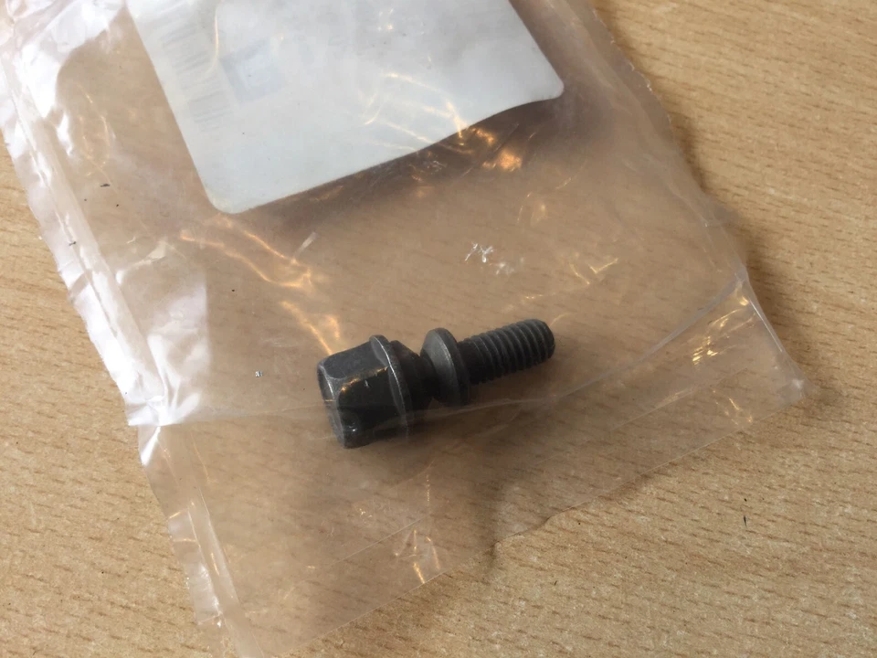 BNISB GENUINE VAUXHALL SHEAR SCREW M6 X 12 LOAD COMPARTMENT 95512251 - Image 2 of 2