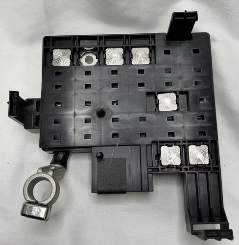 OEM 17-19 Sierra Silverado 6.6L Diesel Bat Distribution Engine Compartment Fuse - Picture 13 of 16