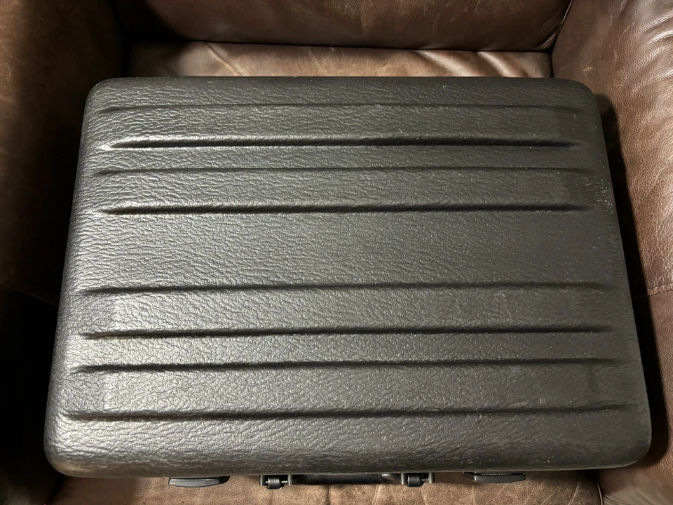 Estuche de herramientas negro resistente Chicago Case Company 18” x 13” x 8” con insertos EE. UU. Foto 3 de 4