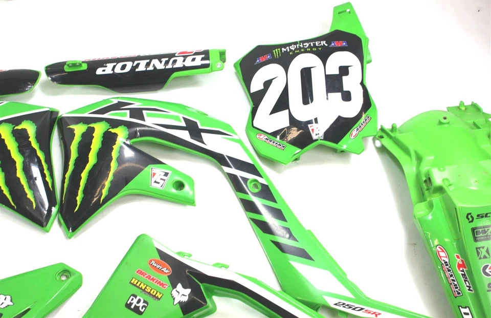 Guardabarros de plástico Kawasaki KX250 2023 con gráficos numéricos Foto 3 de 4