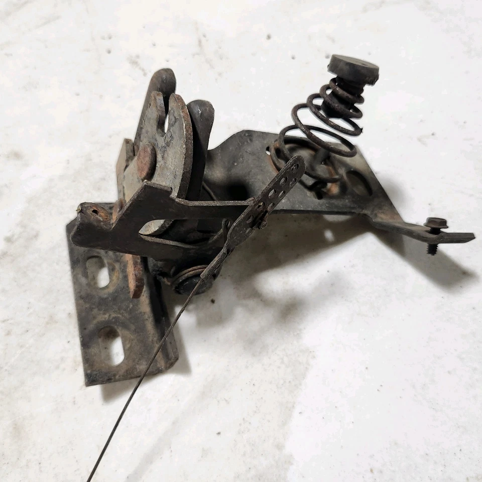 Mecanismo de liberación de pestillo de capó izquierdo conjunto lado del conductor izquierdo 77-82 C3 Corvette OEM Foto 3 de 4