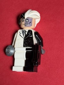 LEGO Two Face Minifigure 7781 Two-Face's Escape 2006 Heavily Played