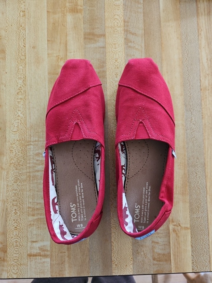 TOMS RED CANVAS Women's Shoes Slip On Size 8 Classic Style Arch Support