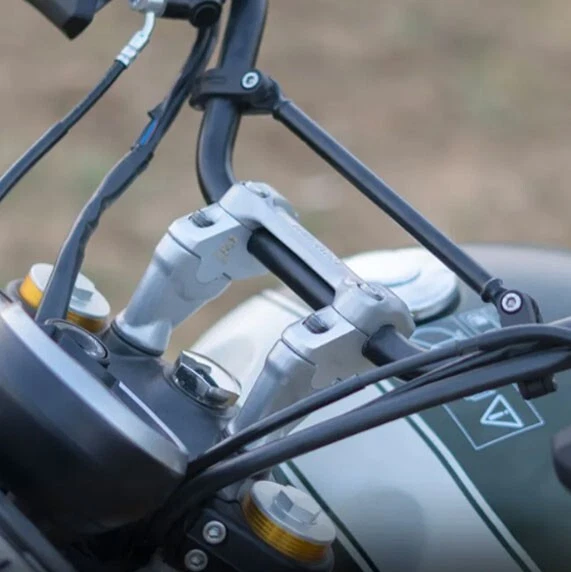 "Elevador de manillar desplazado plateado" apto para Triumph Scrambler 400X Foto 4 de 4