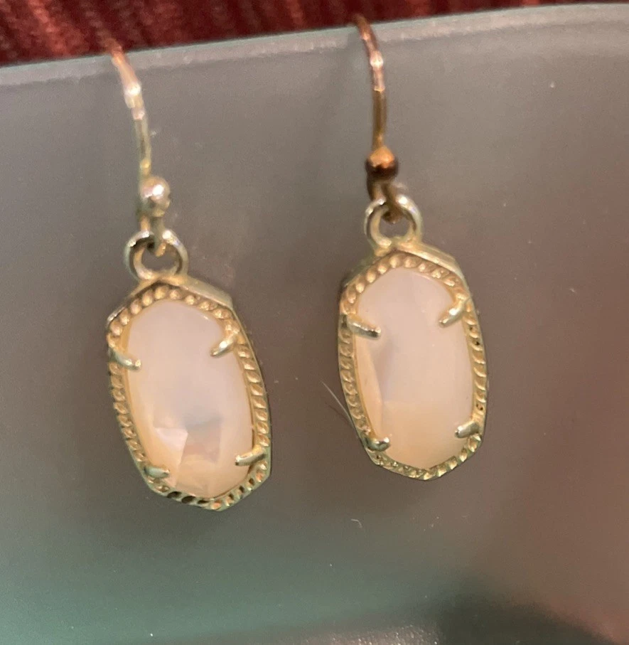 Juego de pendientes de nácar marfil Kendra Scott en montaje chapado en oro. Foto 2 de 4