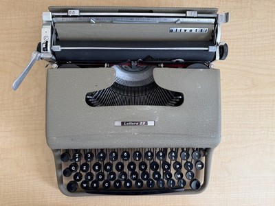 Early model Olivetti Lettera 22 Typewriter + Case. Italian QZERTY. Made in Italy