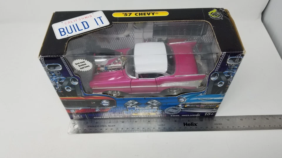 Muscle Machines 57 Chevy escala 1:24 rosa/roxo muito bom! Fundido na caixa - Imagem 3 de 4