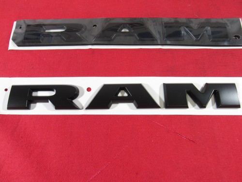 Juego de 2 placas de identificación de puerta delantera Dodge 1500 19-21 negras R A M NUEVO OEM MOPAR - Imagen 2 de 7