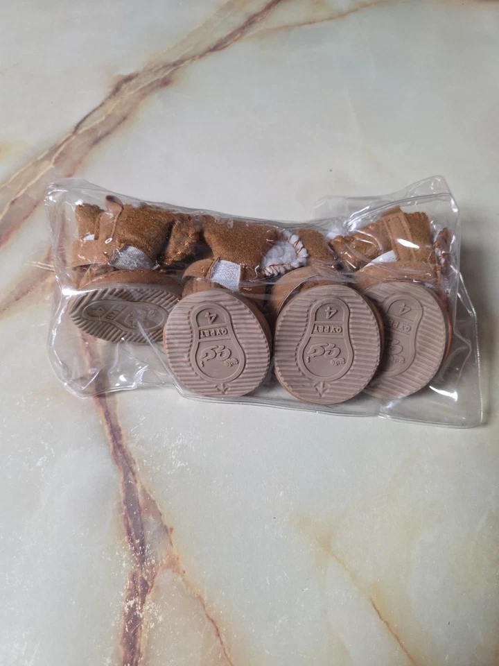 Este es un conjunto de botas de gamuza sintética marrón para perro con suelas antideslizantes. Talla pequeña Foto 2 de 4