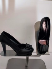 Vera Wang Simply Vera Black Heels Size 8M Ribbon Bow party, formal, date night