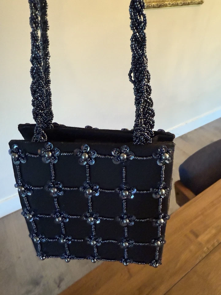 Sasha Beaded Evening Bag. Beautiful Flower Design With The Beads 2 Straps - Image 2 of 4