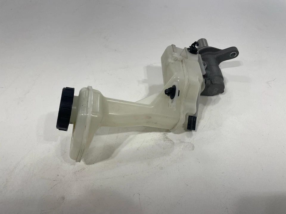Fits 2017 - 2022 NISSAN ROGUE SPORT 2.0L Brake Master Cylinder OEM - Image 2 of 4