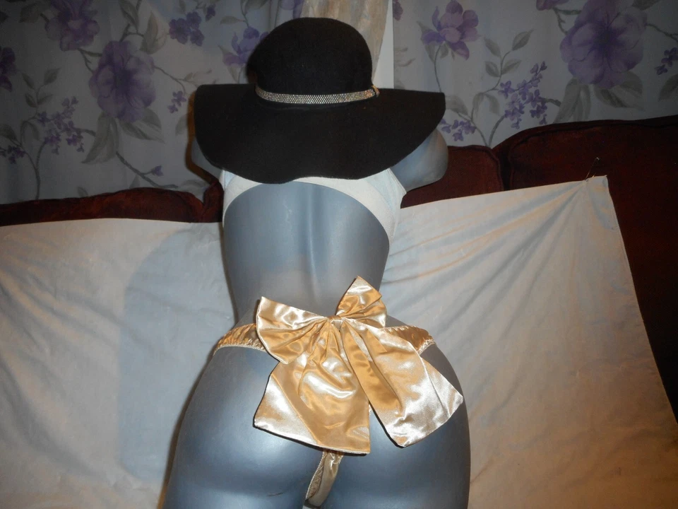 Panty Frederick's Of Hollywood Satin Bow Cheeky Champagne M & L vendido por separado Foto 2 de 4