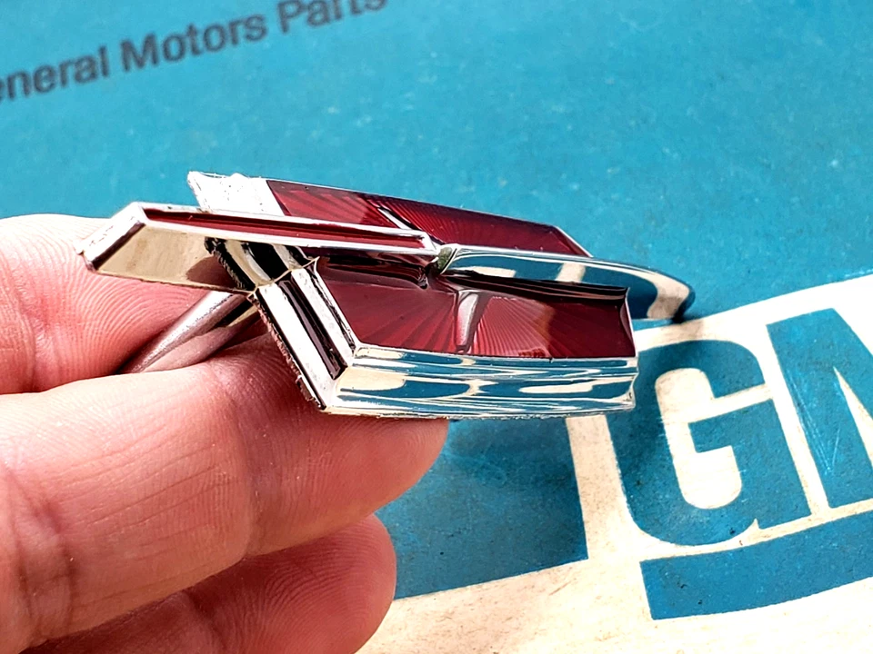 NOS 1973 OLDSMOBILE REGENCY 98 HEADER PANEL GRILL EMBLEM ORNAMENT 73 74 GM TRIM Foto 4 de 4