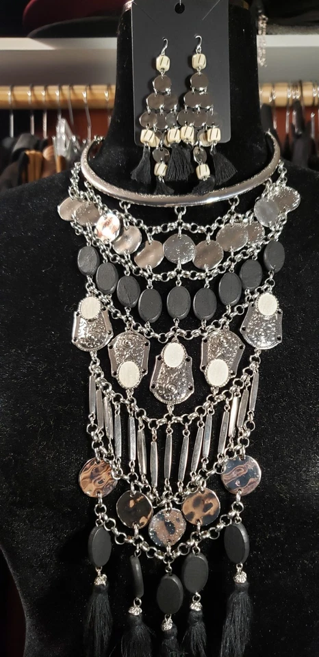 Collar y pendiente largo con babero borla Statement Chico's: plata, negro. Blanco Foto 3 de 4