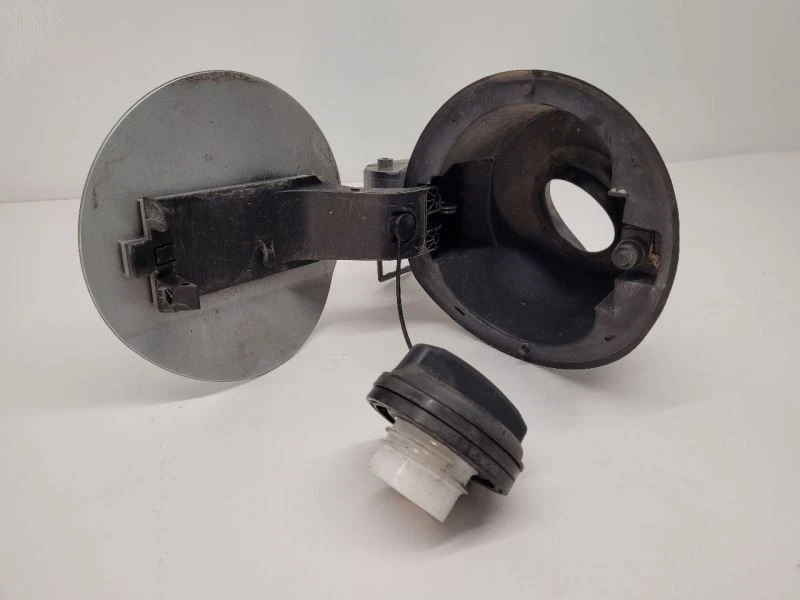 2012-2017 BUICK VERANO Fuel Filler Door Silver 22738901 12-17   — 第 3/4 张图片