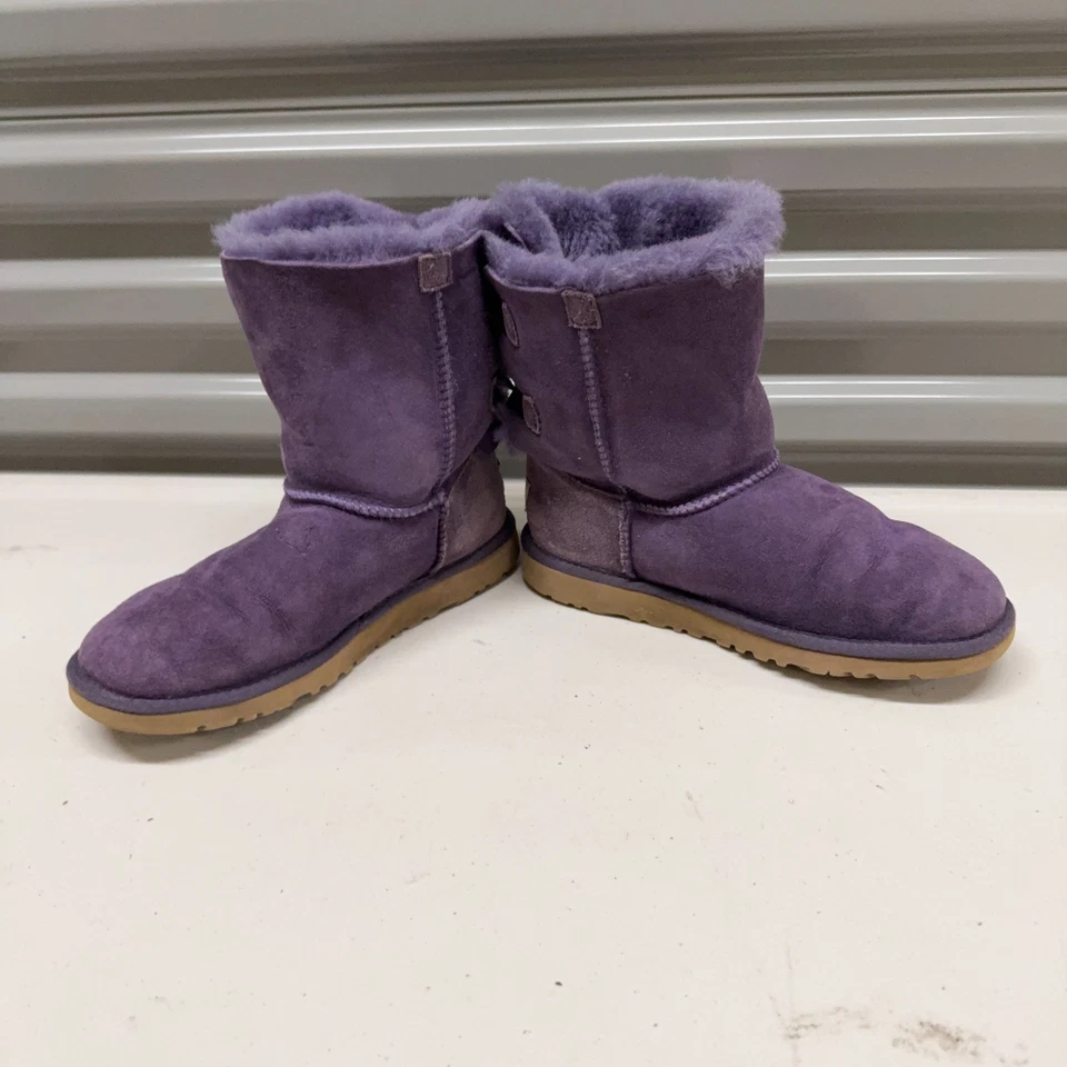 Botas femininas UGG Australia Bailey Bow tamanho 6 EUA camurça roxa shearling 3280 - Imagem 2 de 4