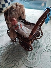 Petite poupée ancienne dans son berceau année 50/60