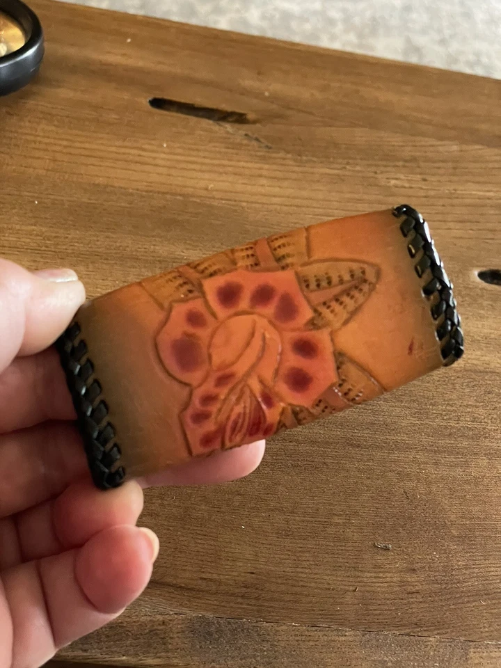 Porta-chaves vintage feito à mão couro marrom claro 4 chaves, pontos de chicote preto, rosa - Imagem 2 de 4