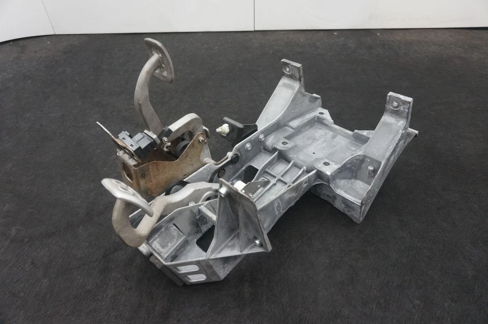 Brake Clutch Pedal Steering Column Bracket OEM 15211485 Corvette C6 Z06 2005-13 - Image 3 of 4