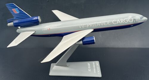 Modelo de escritorio United Airlines Worldwide Cargo DC-10-30F escala 1:250 - Imagen 3 de 12