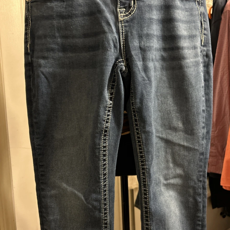 Pantalones de mezclilla Miss Me Hatley ajustados de pierna recta para mujer talla 29 adornados con tachuelas Foto 4 de 4