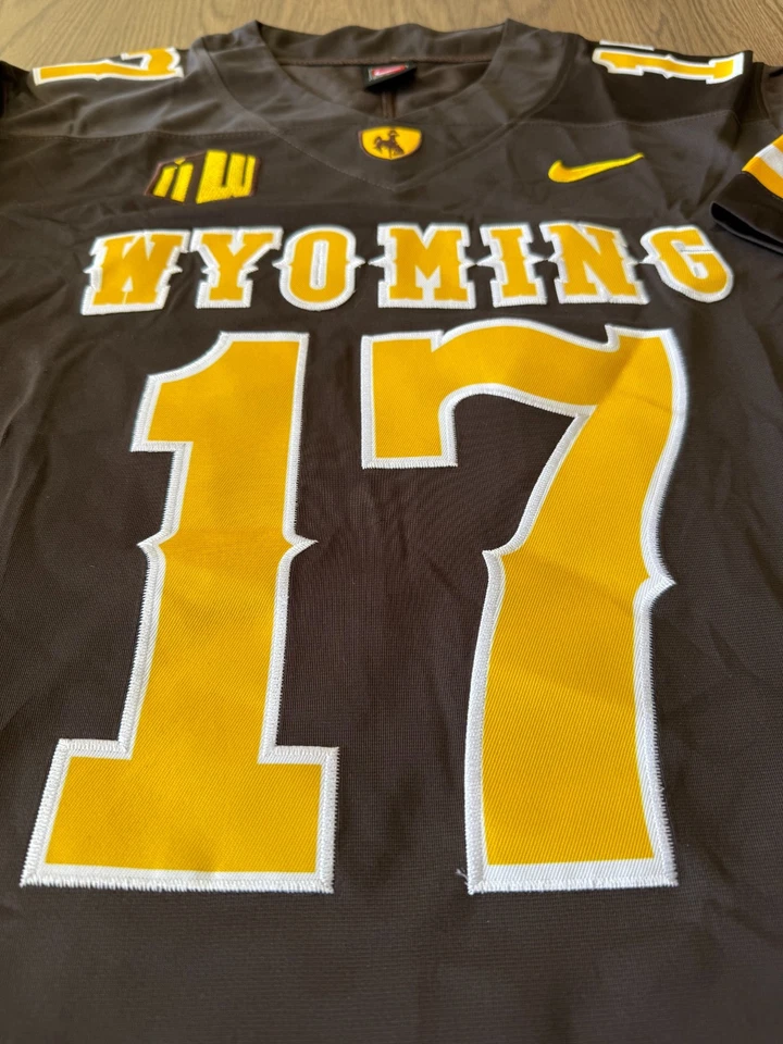 Camiseta deportiva cosida marrón Josh Allen #17 Wyoming Cowboys de fútbol para hombre Foto 4 de 4