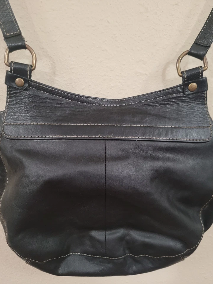 Cartera Bandolera Frye Lucy Bolso Sillín de Cuero Negro con Solapa de Anillo de Bronce  Foto 3 de 4