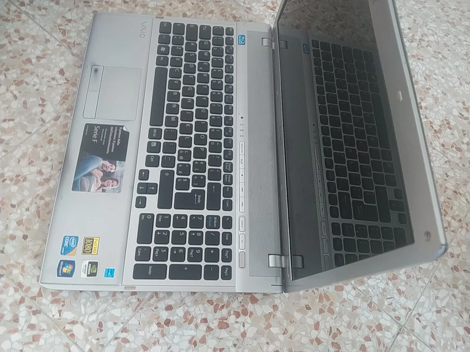 Notebook Sony Vaio i5 17 Pcg-81212m Non Si Accende - Immagine 2 di 4