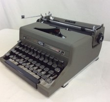 VTG Royal Quiet De Luxe Manual Portable Typewriter Glass Keys 1949 + Case NICE!! thumbnail