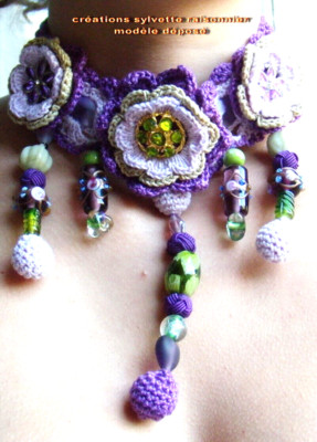 Collier Ras Du Cou Crochet Et Perles De Verre - Création MainSylvette Raisonnier - Iris (mauve/vert)